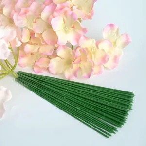 Primer plano detallado de tallos de flores artificiales y cabezas florales para manualidades.