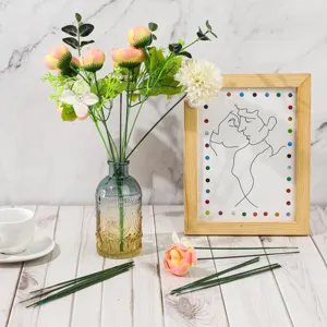 Set de arreglo de flores artificiales con jarrón de vidrio, tallos y rosas para hogar.