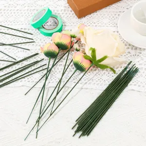 Conjunto de tallos de flores artificiales y cabezas de rosas falsas para arreglos florales.
