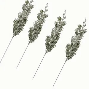 Kunstmatige dennennaalden takken met sneeuweffect voor kerstkrans decor details