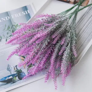Mazzo di lavanda artificiale floccata per decorazione nozze, fiori viola vista principale.