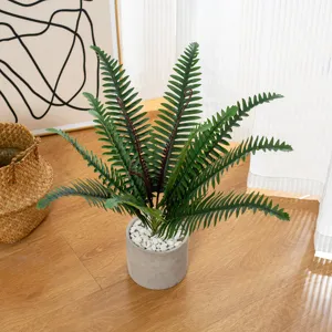 Dettaglio pianta di felce finta, pianta in vaso con foglie verdi per decorazione interni.
