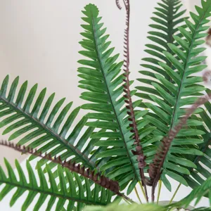Pianta di felce artificiale nordica vista principale con fronde verdi realistiche.