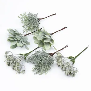 Détail de bouquets de plantes vertes floquées artificielles, matériel DIY pour couronnes.
