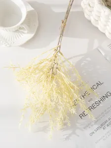 Vue détaillée d'une branche de faux givre artificiel, parfaite pour mariage et décoration florale.