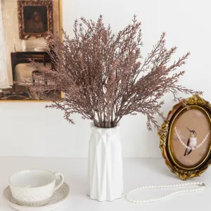 Bouquet de branches de pin artificielles givrées avec vase en céramique géométrique blanc