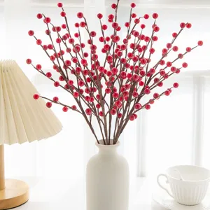 Ramas de bayas rojas artificiales en jarrón blanco para árbol de Navidad decoración navideña.