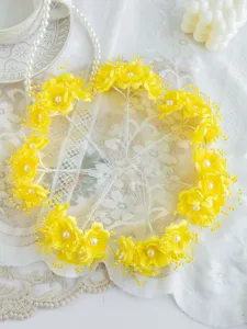 Detailansicht von gelben künstlichen Blumen Perlen Braut Kopfschmuck DIY Material.
