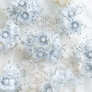Spille per capelli con fiori artificiali argentati e perle per matrimoni fatti a mano.