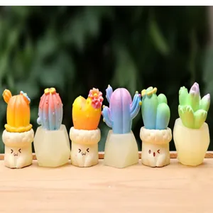 Mini kleurrijke vetplant cactus hars beeldje detailopname, leuke bureaudecoratie.