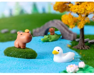 Detailansicht niedlicher Miniatur Tierfiguren aus Harz für Schreibtisch Dekoration.