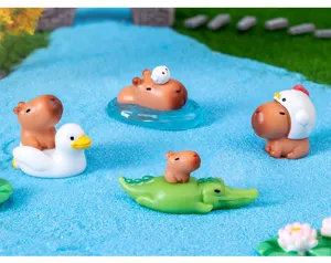Süße Harz Capybara Miniatur Figuren Set mit Ente und Helm für Mikro Landschaftsdekoration.