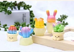 Close-up van kleurrijke miniatuur vetplant cactus hars pot ornamenten met schattige gezichtjes.