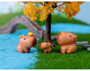 Detailaufnahme der süßen Kapibara Miniatur Figuren für kreative Mikro-Landschaft Deko.