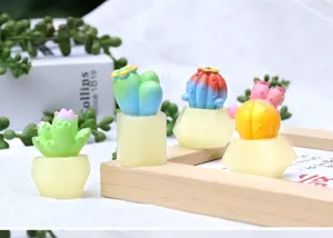 Kleurrijke kunstmatige succulente cactus hars miniatuur figuur voor bureau decoratie.