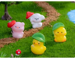 Detailaufnahme von kleinen Tierfiguren aus Harz als niedliche Deko für Mikrolandschaften.