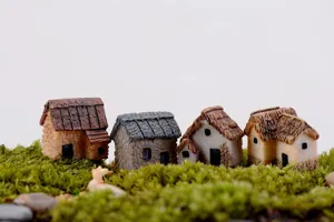 Vue détaillée de petites maisons en résine pour micro-paysage de mousse, 4 styles déco plante.