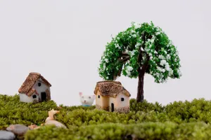 Vue détaillée de la petite maison en résine pour paysage de mousse et décoration de plantes.
