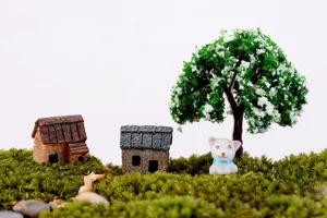 Vue détaillée de la maison miniature en résine pour paysage de mousse, décoration de jardin.