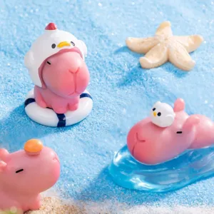 Lindas figuras miniaturas de capibara rosa con pequeños pájaros y estrella de mar para decorar.