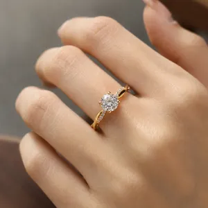 Detailansicht eines S925 Silberrings mit gedrehtem Band und rundem funkelndem Labordiamanten