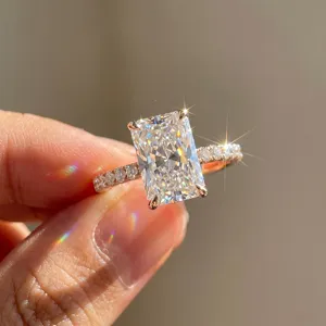 Nahaufnahme eines Rings mit strahlendem Lab-Diamanten und funkelnden Prismeneffekten