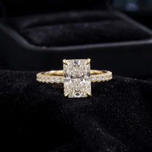 Nahaufnahme eines im Radiant-Schliff geschliffenen Rings mit Pavé-Fassung aus Silber