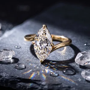 Dettaglio macro di un lussuoso anello con diamante marquise e fascia d'oro intrecciata