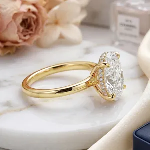Detaillierte Makroaufnahme eines Labor-Diamantrings mit Hidden Halo und Goldband