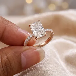 Nahaufnahme eines Radiant-Schliff Rings mit Pavé-Band in Roségold