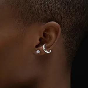 Detailansicht von minimalistischem Labordiamant-Ohrstecker und silbernem Ohrschmuck