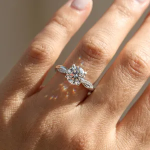 Detailaufnahme eines S925 Silberrings mit gedrehtem Band und brillantem Labor-Diamanten