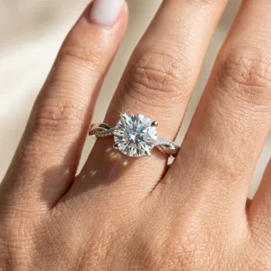 Nahaufnahme eines funkelnden runden Labor-Diamantrings mit gedrehtem S925-Silberband