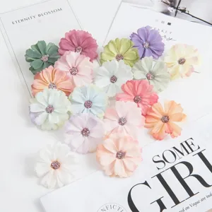 Kunstmatige margrietbloemen voor DIY-ambachten, huwelijksmuurdecor en haaraccessoire details.