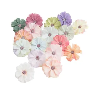 Kleurrijke kunstmatige DIY handwerk bloemen, stoffen madeliefje hoofden voor bruiloft decor.