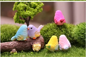Nahaufnahme Detailansicht süßer Miniatur bunter Vögel Harzfiguren für Mikro-Landschaft.