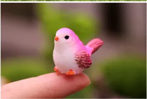 Nahaufnahme Detail einer süßen Mini Simulationsvogel Figur für Sukkulenten Pflanzendekor.