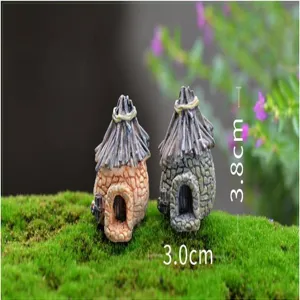 Detailaufnahme eines kleinen Harzhauses, zeigt feine handgemachte Textur und 3.0-3.8cm Größe