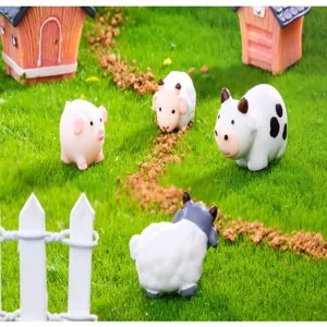 Vista de cerca de lindas figuras en miniatura de animales de granja en hierba verde para micropaisaje.