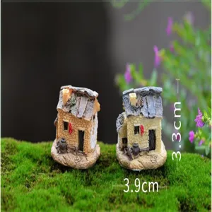 Detailansicht des Miniatur-Resin-Hauses, kleine Feengarten-Dekoration fuer DIY-Mikrolandschaft.