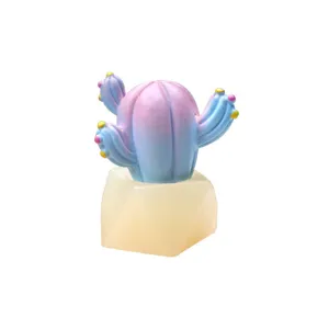Schattige kleine hars cactus pot met kleurverloop, perfecte bureaudecoratie thuis.