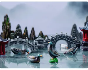 Vista detallada de micro paisaje chino artesanía en resina bonsái pato puente adornos escena.