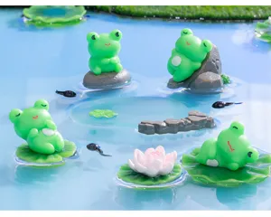 Vista detallada de lindas figuras de ranas para micropaisaje y decoracion de escritorio.