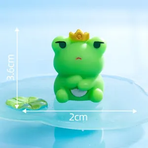 Lindo mini adorno de escritorio de resina de estatuilla de rana verde con corona