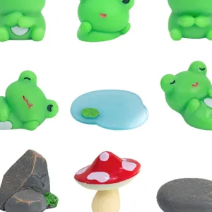 Lindas figuras de ranas micro paisaje conjunto con estanque hongos y piedras de escritorio.