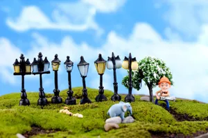Vista detallada de adornos de farolas en miniatura, ideales para la decoración de micropaisajes.