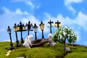 Farolas retro en miniatura y bonitos adornos de conejos para detallado micropaisaje.