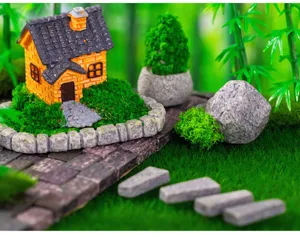 Detailaufnahme der Miniatur Harz Haus Figur, Feengarten Terrarium Moos Landschaft Deko Zubehör.