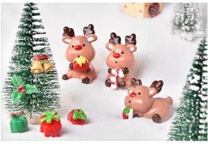 Vista detallada de lindas figuras en miniatura de renos navideños de resina para decoración bonsái.