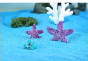 Gros plan détaillé d'étoiles de mer et de petits poissons en résine pour aquarium.